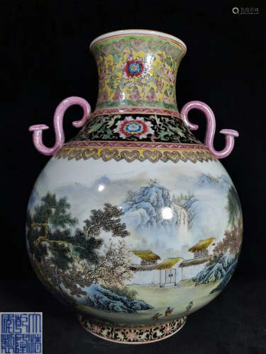 A FAMILLE ROSE GLAZE VASE PAINTED WITH LANDSCAPE PATTERN