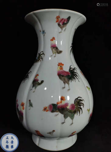 A FAMILLE ROSE GLAZE VASE WITH ROOSTER PATTERN