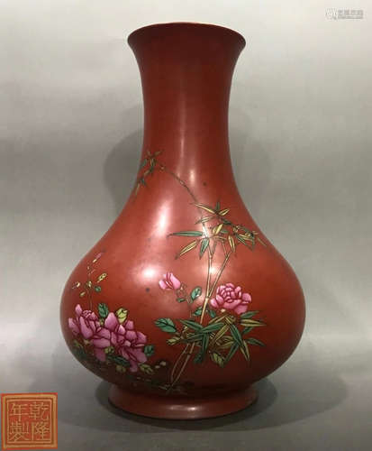 A RED BASE FAMILLE ROSE GLAZE VASE WITH FLOWER PATTERN