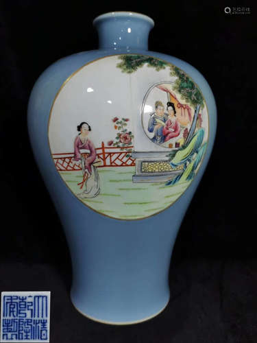 A BLUE BASE FAMILLE ROSE GLAZE VASE WITH FIGURE PATTERN