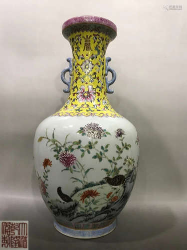 A FAMILLE ROSE GLAZE VASE WITH FLOWER PATTERN