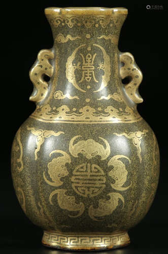 A GREEN GLAZE VASE WITH AUSPICIOUS PATTERN