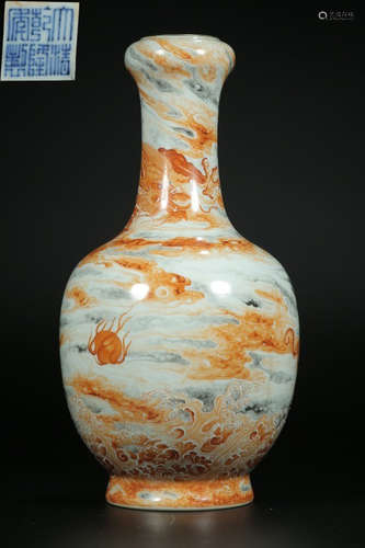 A ALUM RED GLAZE VASE WITH DRAGON PATTERN