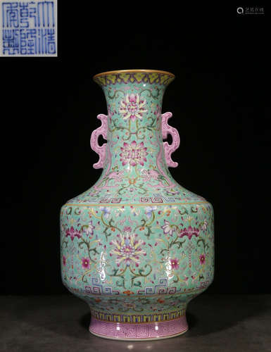 A GREEN BASE FAMILLE ROSE GLAZE VASE WITH FLOWER PATTERN