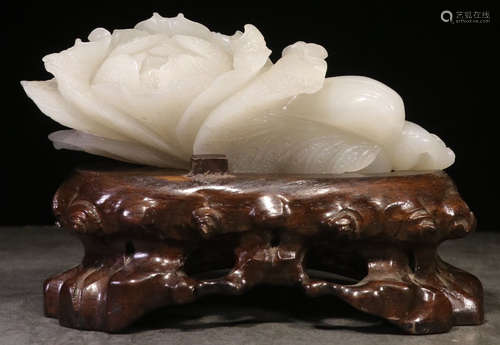 A HETIAN JADE PENDANT SHAPED WITH CABBAGE