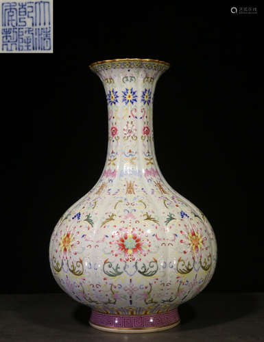 A FAMILLE ROSE GLAZE VASE WITH FLOWER PATTERN