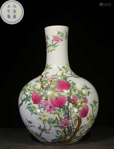 A FAMILLE ROSE GLAZE VASE PAINTED WITH PEACH PATTERN