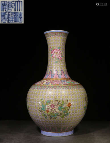 A FAMILLE ROSE GLAZE VASE WITH FLOWER PATTERN