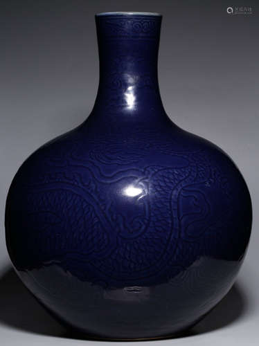 A BLUE GLAZE VASE WITH DRAGON PATTERN