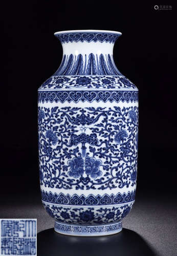 A BLUE&WHITE GLAZE VASE WITH FLOWER PATTERN