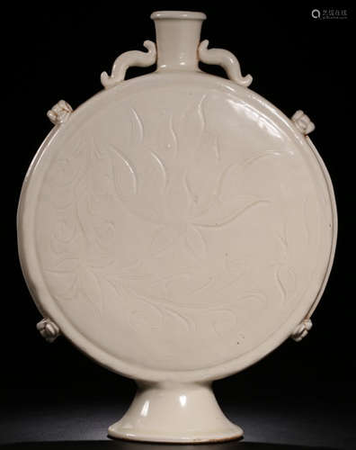 A WHITE GLAZE VASE CARVED WITH FLOWER PATTERN