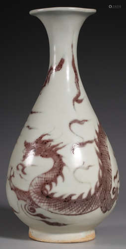 AN UNDERGLAZE RED VASE WITH DRAGON PATTERN