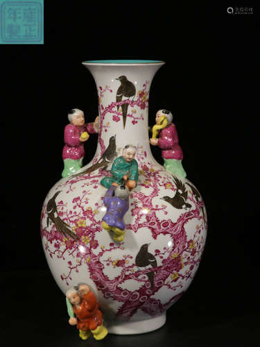 A FAMILLE ROSE GLAZE VASE CARVED WITH FIGURE