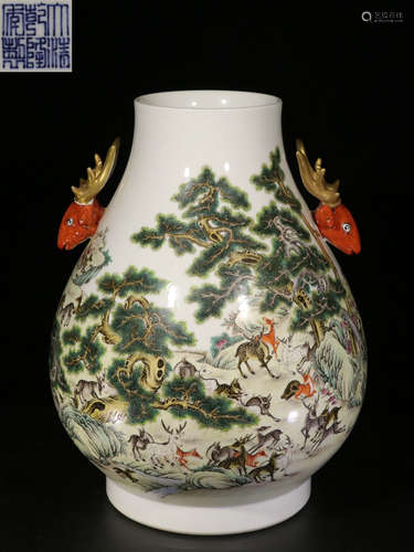 A FAMILLE ROSE GLAZE VASE WITH DEER PATTERN