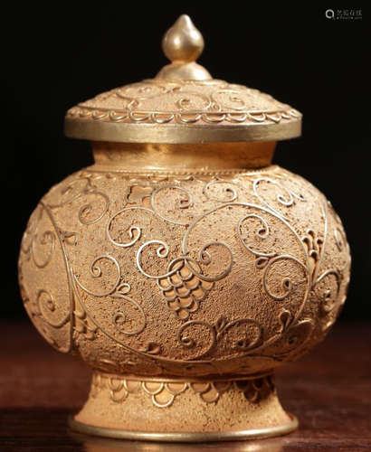 A GILT SILVER JAR CARVED WITH FLOWER PATTERN