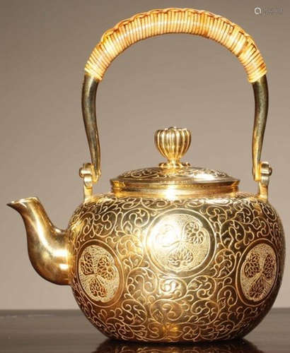 A GILT SILVER POT CARVED WITH FLOWER PATTERN