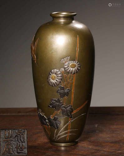 A COPPER VASE CARVED WITH FLOWER PATTERN