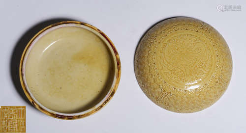 A YELLOW GLAZE BOX WITH DRAGON PATTERN