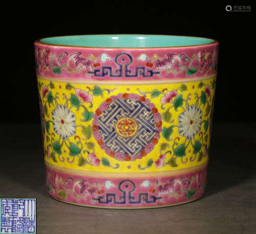 A FAMILLE ROSE GLAZE BRUSH POT WITH FLOWER PATTERN