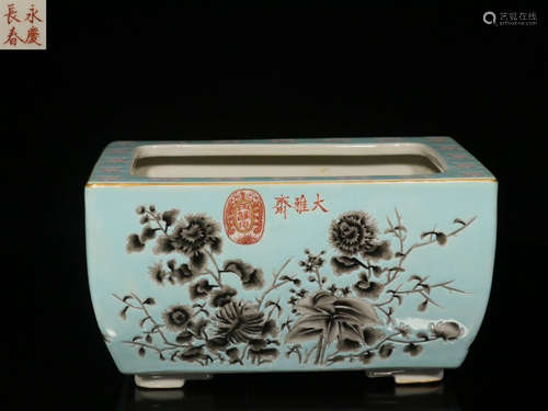 A BLUE GLAZE BRUSH WASHER WITH FLOWER PATTERN