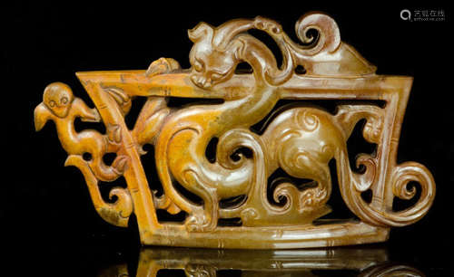 AN ANTIQUE JADE PENDANT CARVED WITH DRAGON