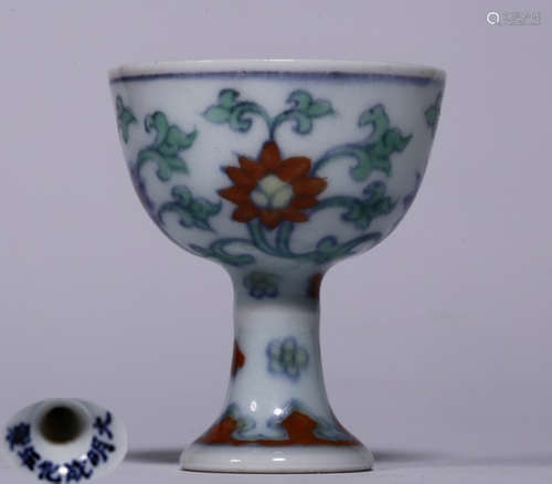 A DOUCAI GLAZE CUP WITH FLOWER PATTERN