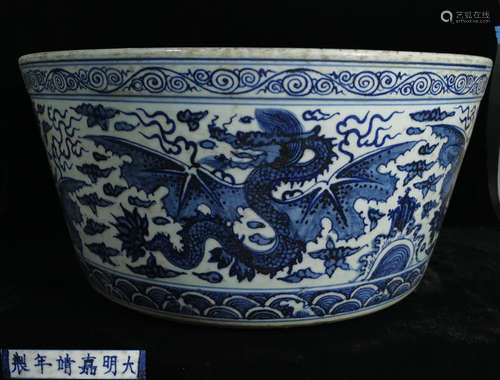 A BLUE&WHITE GLAZE CONTAINER WITH DRAGON PATTERN