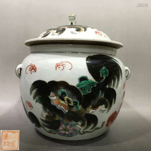 A WHITE GLAZE JAR WITH LION PATTERN