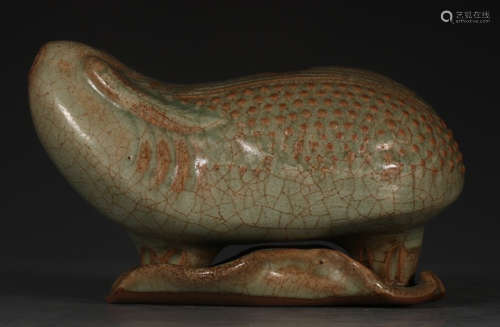 A LONGQUAN YAO GREEN GLAZE PENDANT SHAPED WITH TOAD