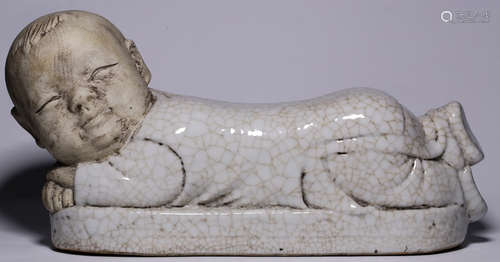 A GE YAO WHITE GLAZE PILLOW SHAPED WITH FIGURE