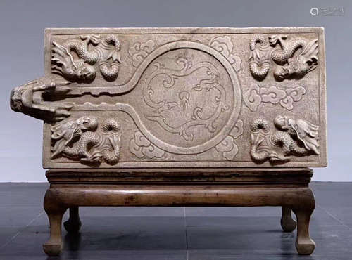 A WHITE JADE STAND CARVED WIT DRAGON