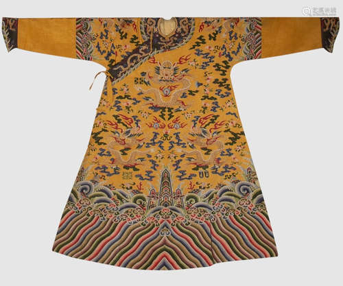 A YELLOW BASE DRAGON PATTERN ROBE