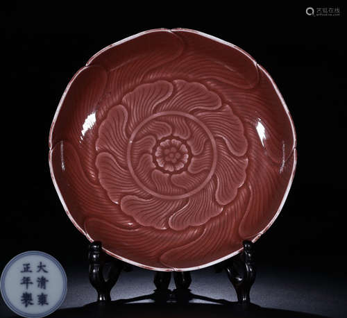 A RED GLAZE PLATE WITH FLOWER PATTERN