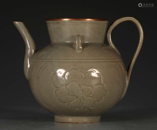 A YUE YAO GREEN GLAZE POT CARVED WITH FLOWER PATTERN