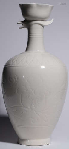 A DING YAO WHITE GLAZE POT CARVED WITH FLOWER PATTERN