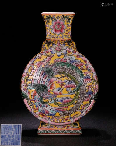 A FAMILLE ROSE GLAZE VASE WITH DRAGON PATTERN