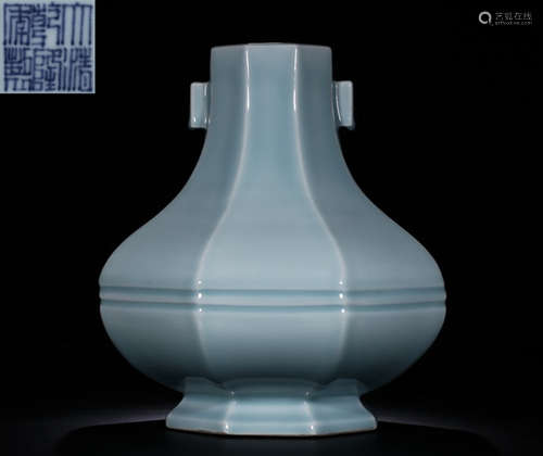 A BLUE GLAZE VASE WITH MARK