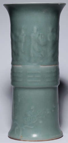 A LONGQUAN YAO GREEN GLAZE VASE