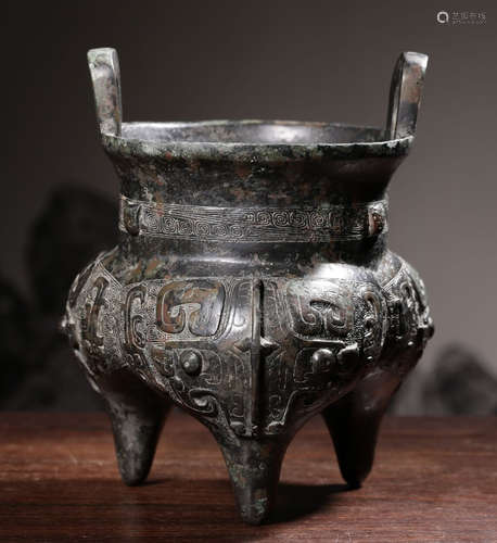 A COPPER CENSER CARVED WITH BEAST PATTERN