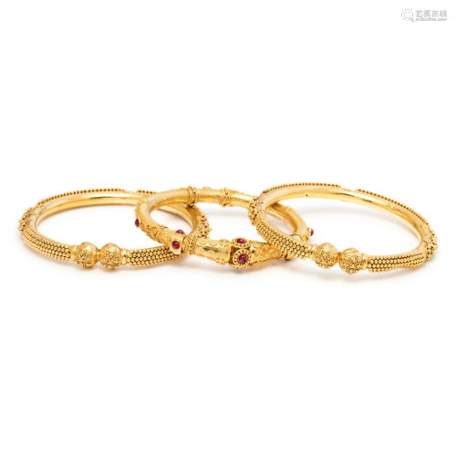 COLLECTION OF YELLOW GOLD BANGLE BRA…
