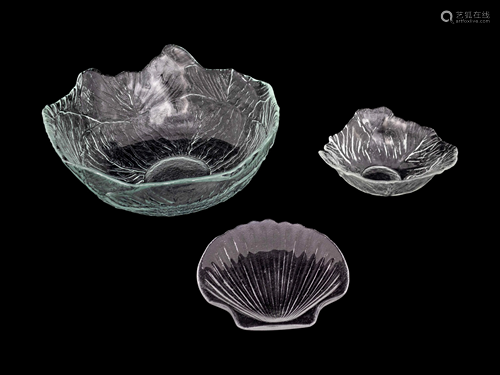 A Collection of Glass Lettuce and Shell Motif Tablew…