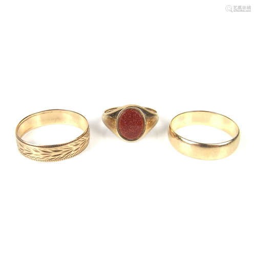 Three 9 ct yellow gold rings.