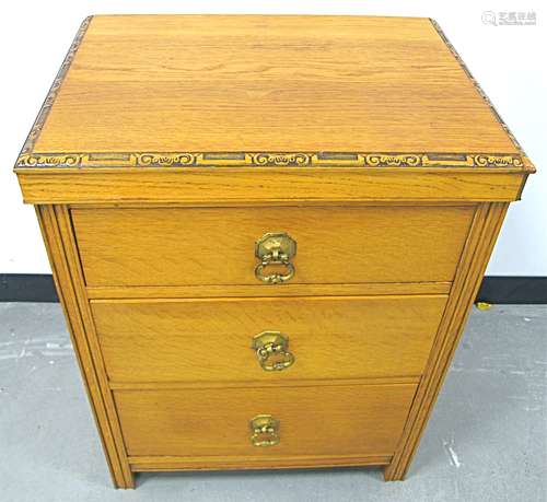 A 20th Century light oak chest, three graduated drawers 59cm x 44cm x 75cm