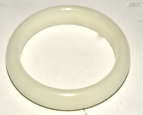 A white jade bangle, with highly polished surface, diameter 7.5cm