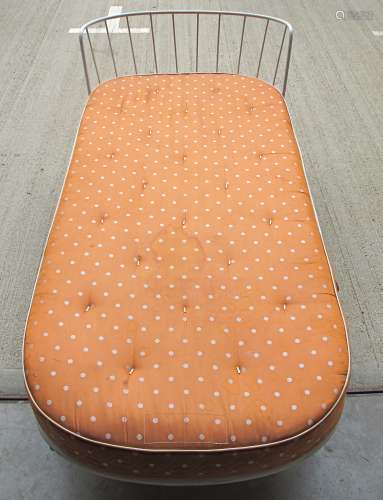 A mid-Century day bed in the style of Ernest Race, tubular steel oval shape sprung base with