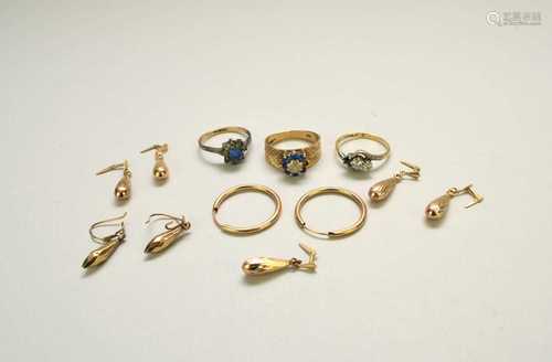 A small collection of jewellery