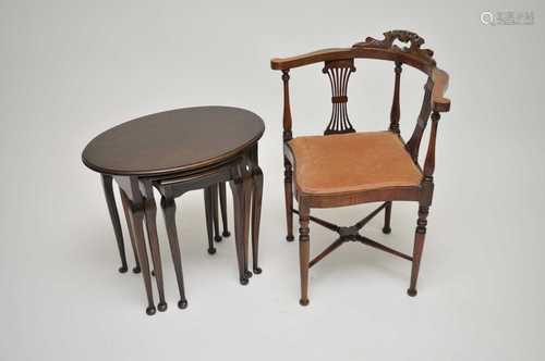 A small mahogany nest of three tables, the largest measuring 52cm high, 58 x 40cm, tohgethe with