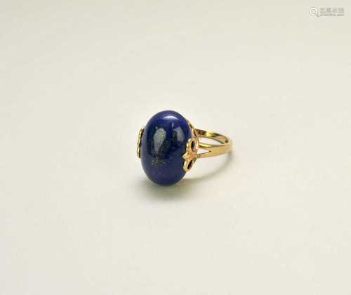 A 9ct gold lapis lazuli dress ring