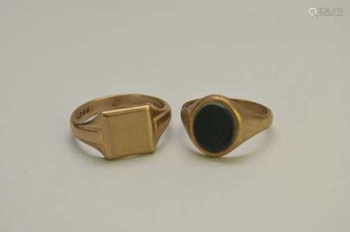 A 9ct gold signet ring