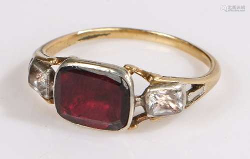 Early 18th Century gold ring, set with a central garnet flanked by clear stones, ring size K 1/2